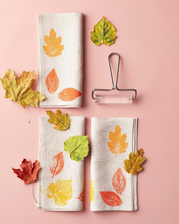 Herbstblätter basteln mit Kindern – Ideen und Anleitungen tücher mit blatt muster tischdeko