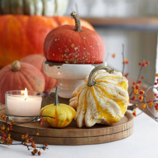 Herbstliche Tischdeko mit Kürbissen ausgefallene Formen Zierkürbisse verschiedene Farben