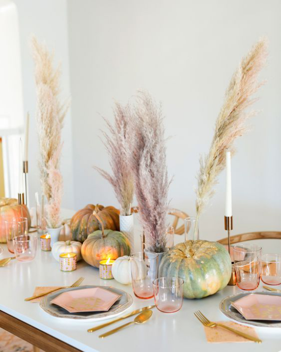 Herbstliche Tischdeko mit Kürbissen festlich gedeckte Tafel schönes Arrangement mit Ziergräsern aufgepeppt
