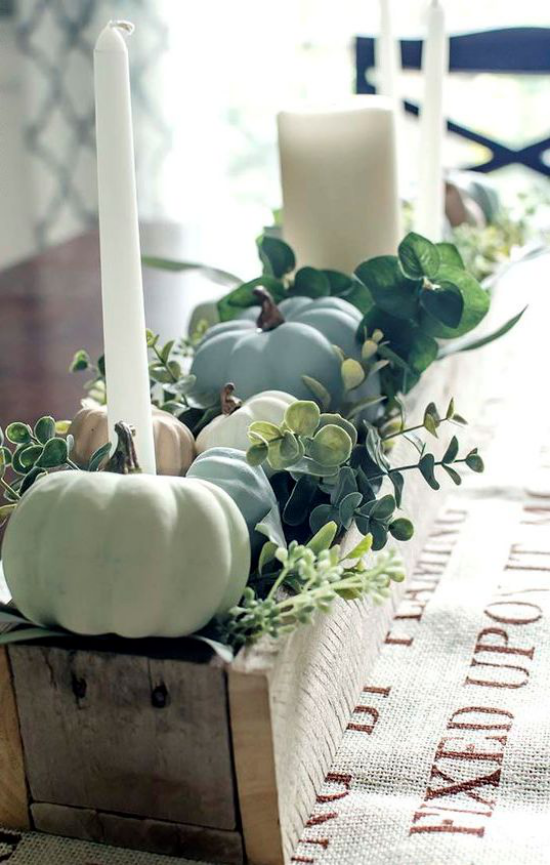 Herbstliche Tischdeko mit Kürbissen im Holzkasten arrangiert schön und natürlich