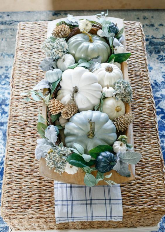 Herbstliche Tischdeko mit Kürbissen natürlich und schön auf einem Tablett arrangiert