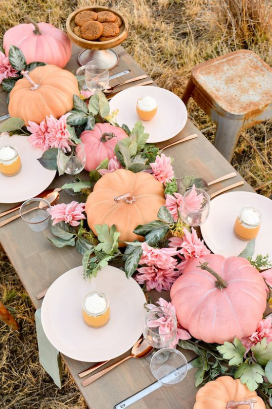 Herbstliche Tischdeko mit Kürbissen rosa Kürbisse für den Festtisch draußen