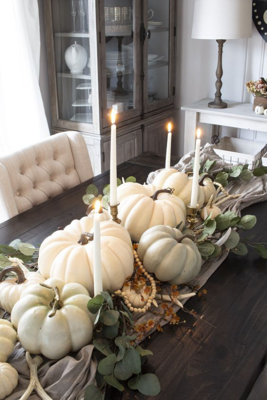 Herbstliche Tischdeko mit Kürbissen weiße Kerzen weiße Kürbisse Perlenkette Eukalyptus Blätter