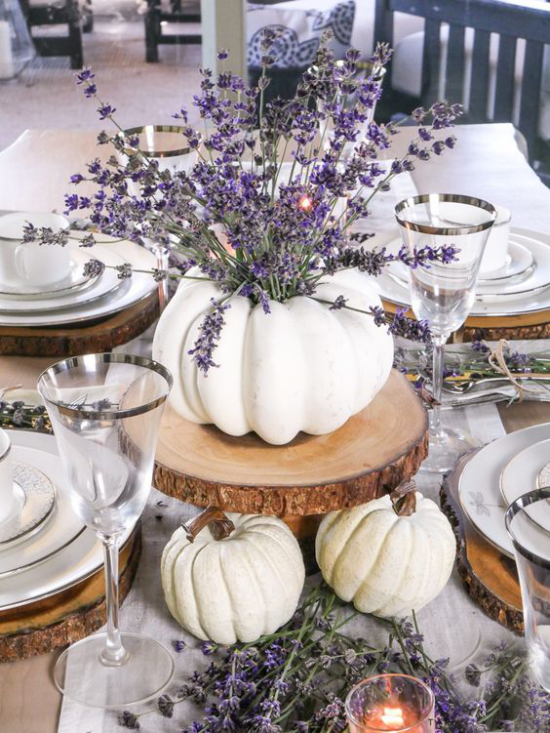 Herbstliche Tischdeko mit Kürbissen weiße Kürbisse Lavendel schöner Blickfang festlich gedeckter Tisch