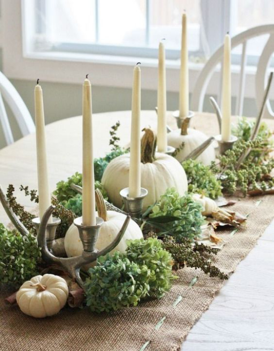 Herbstliche Tischdeko mit Kürbissen weiße Kürbisse weiße Kerzen etwas Grün