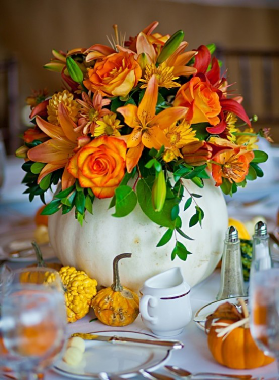 Herbstliche Tischdeko mit Kürbissen weißer Kürbis als Vase für farbenfrohe Herbstblumen kleine Zierkürbisse rund herum