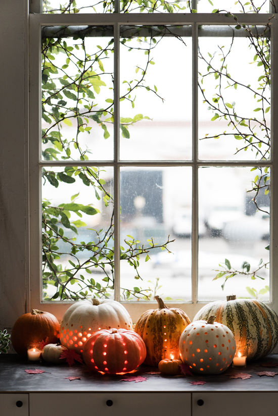 Laternen in der Herbstdeko ausgehöhlte Kürbisse auf der Fensterbank in Laternen verwandelt schöner Anblick