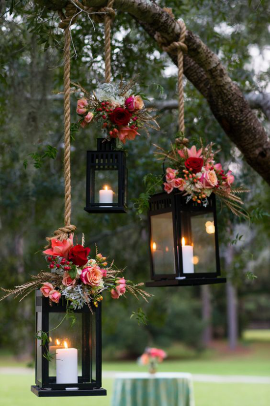 Laternen in der Herbstdeko hängen am Baumzweig im Garten romantisch gemütlich festlich geschmückt