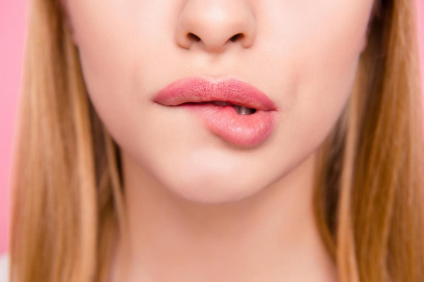 Spröde Lippen – Pflegetipps aus der Naturaptheke lippen beißen beissen lecken ungesund