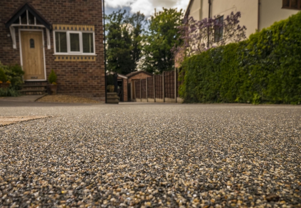Steinteppich – Vor- und Nachteile des trendigen Natursteinbodens vorgarten garage haus naturstein kiesel