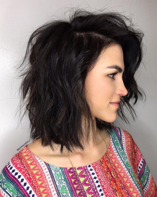 Stilvolle halblange Frisuren und Schnitte für jeden Haartyp schwarze haare frisur schön