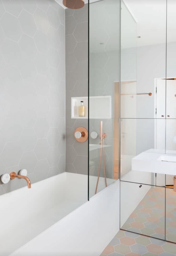 Tiny House Badezimmer Ideen für möglichst viel Stauplatz auf kleinem Raum winziges stilvolles badezimmer kupfer