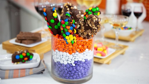 Basteln mit Süßigkeiten zu Halloween – 30 Ideen und 3 Anleitungen bonbons deko tischdeko party