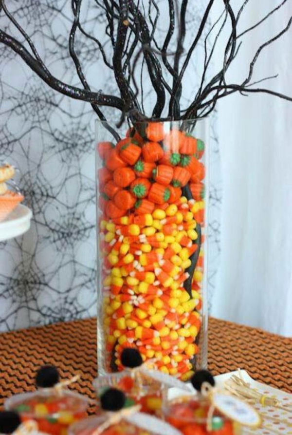 Basteln mit Süßigkeiten zu Halloween – 30 Ideen und 3 Anleitungen deko vase mit zweigen und bonbons