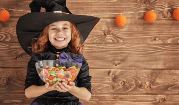 Basteln mit Süßigkeiten zu Halloween – 30 Ideen und 3 Anleitungen hexe mädchen kostüm naschereien