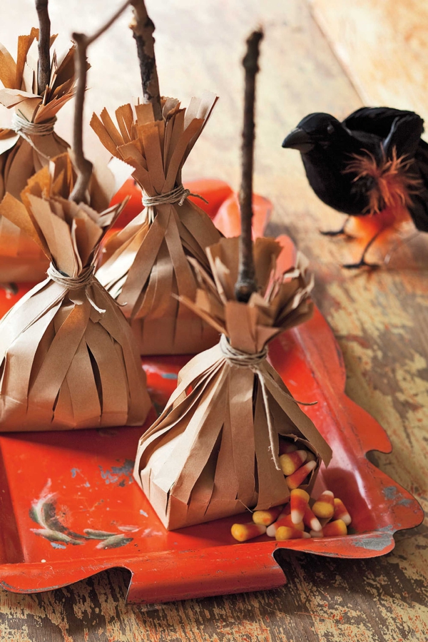 Basteln mit Süßigkeiten zu Halloween – 30 Ideen und 3 Anleitungen hexen besen gefüllt süßigkeiten