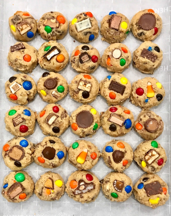 Basteln mit Süßigkeiten zu Halloween – 30 Ideen und 3 Anleitungen kekse und muffins mit süßigkeiten