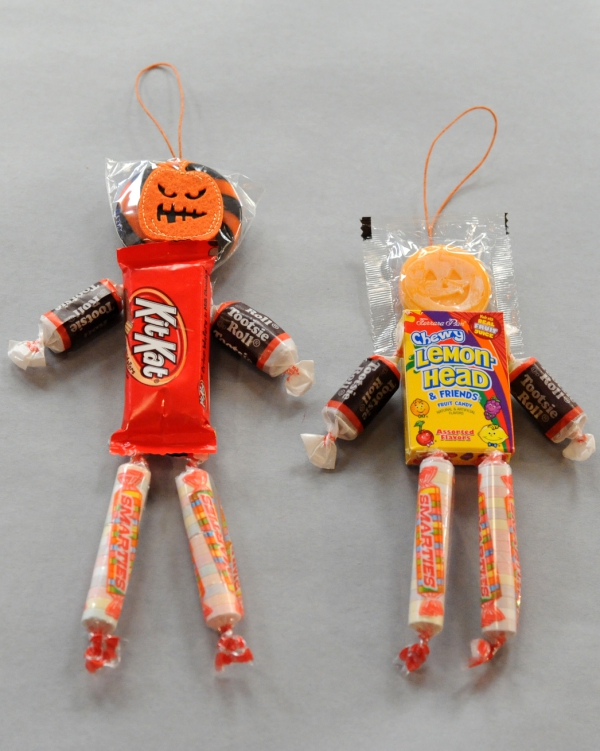 Basteln mit Süßigkeiten zu Halloween – 30 Ideen und 3 Anleitungen männchen roboter monster aus süßigkeiten