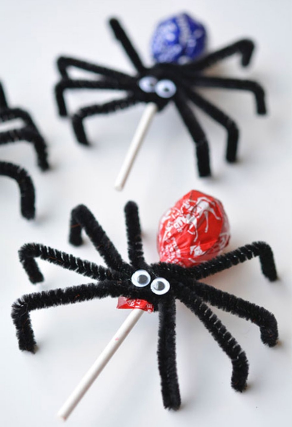 Basteln mit Süßigkeiten zu Halloween – 30 Ideen und 3 Anleitungen spinnen bonbons pfeifenputzer