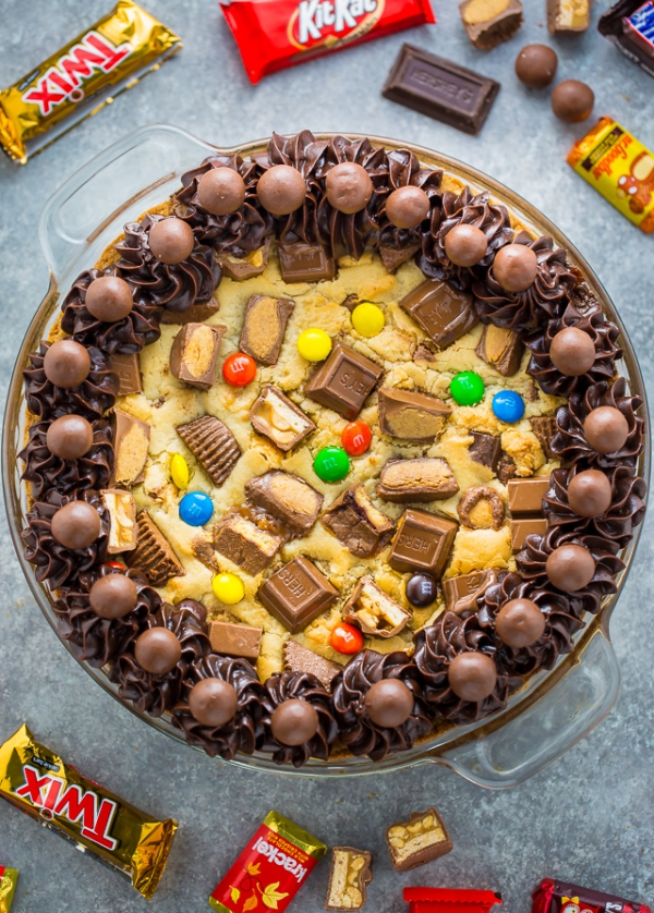 Basteln mit Süßigkeiten zu Halloween – 30 Ideen und 3 Anleitungen torte mit süßigkeiten deko