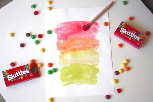 Basteln mit Süßigkeiten zu Halloween – 40 Ideen und 3 Anleitungen mit bonbons farben malen