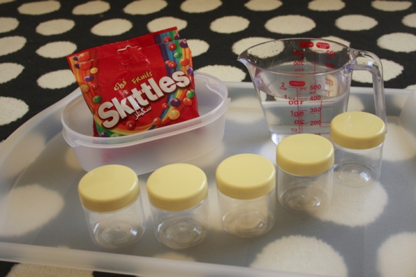 Basteln mit Süßigkeiten zu Halloween – 40 Ideen und 3 Anleitungen skittles materialien farben sammeln