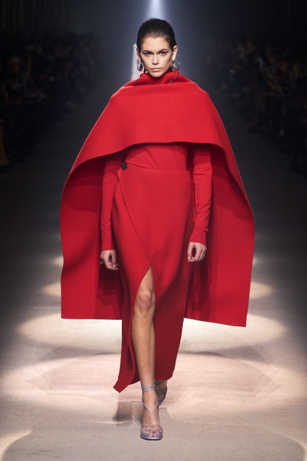 Frauenmode - rote Kleidungsstücke