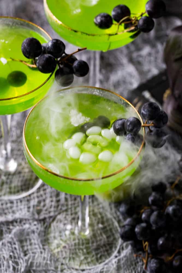 Halloween Bowle Rezeptideen für Ihre nächste Party cocktail servieren glas grün