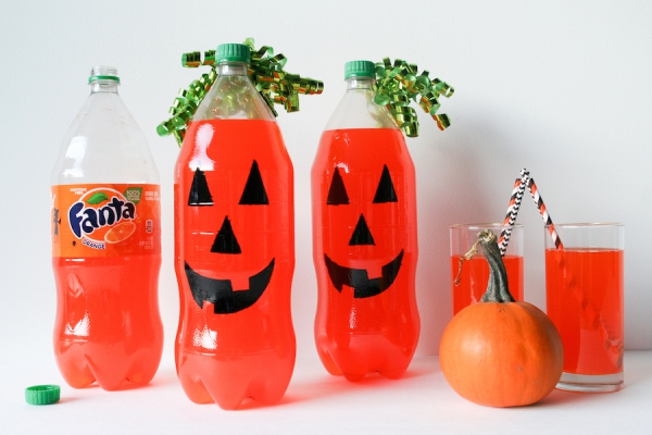 Halloween Laternen basteln aus Plastikflaschen – Ideen und Anleitungen flaschen plastik rosa rot lustig buffet