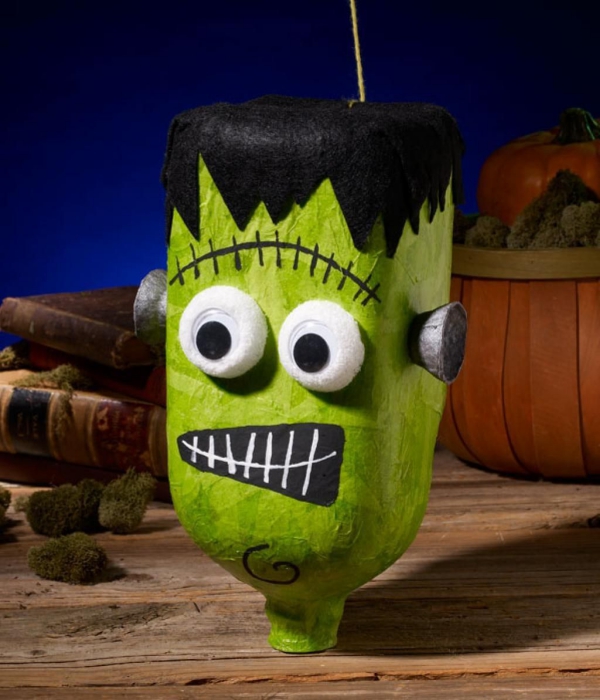 Halloween Laternen basteln aus Plastikflaschen – Ideen und Anleitungen frankenstein monster grüne flasche