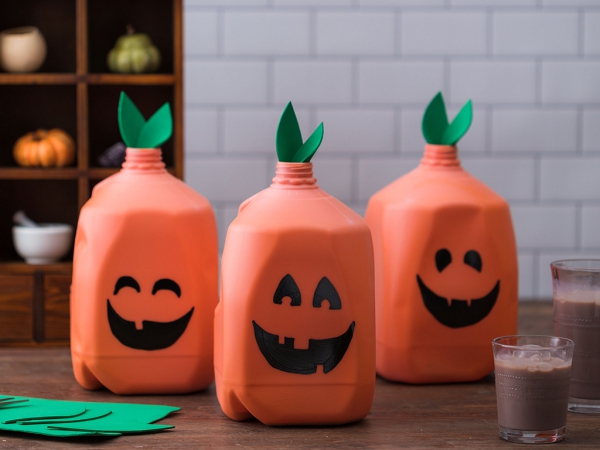 Halloween Laternen basteln aus Plastikflaschen – Ideen und Anleitungen große laternen flaschen malen