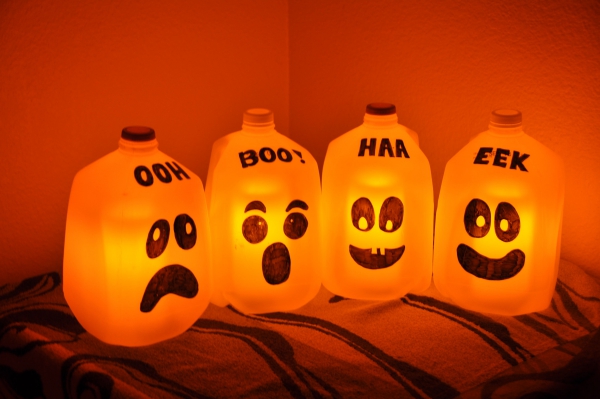 Halloween Laternen basteln aus Plastikflaschen – Ideen und Anleitungen große laternen leuchten im dunkeln orange