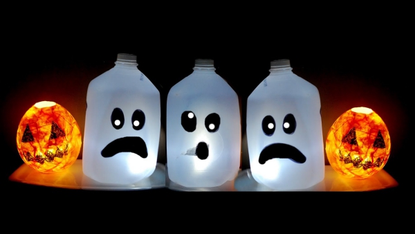 Halloween Laternen basteln aus Plastikflaschen – Ideen und Anleitungen große plastik behälter milk jug geister