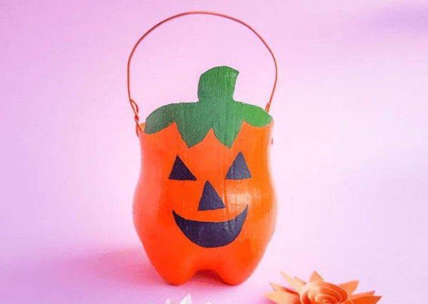 Halloween Laternen basteln aus Plastikflaschen – Ideen und Anleitungen laterne zum sammeln süßigkeiten