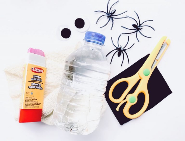 Halloween Laternen basteln aus Plastikflaschen – Ideen und Anleitungen materialien sammeln mumien basteln