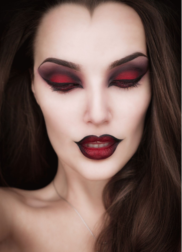 Hexe schminken - rote Augen - Make Up Tipps
