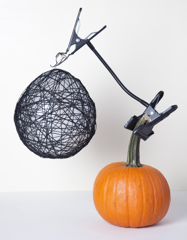 Spinnennetz basteln zu Halloween – 50 Ideen und 2 Anleitungen ballon faden trocknen lassen