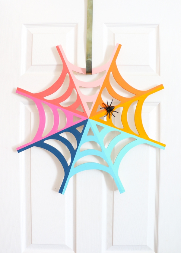 Spinnennetz basteln zu Halloween – 50 Ideen und 2 Anleitungen bunte papier deko türkranz