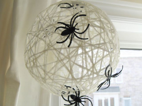 Spinnennetz basteln zu Halloween – 50 Ideen und 2 Anleitungen garn ballon laterne lampenschirm