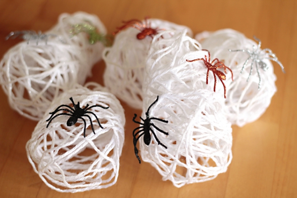 Spinnennetz basteln zu Halloween – 50 Ideen und 2 Anleitungen garn spinnen netz deko