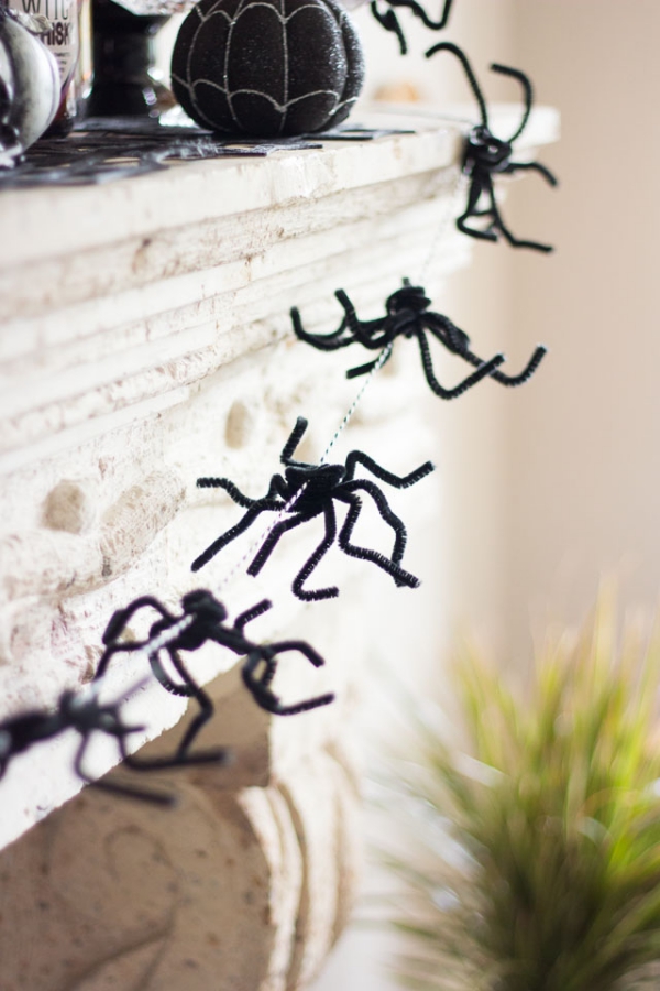 Spinnennetz basteln zu Halloween – 50 Ideen und 2 Anleitungen girlande spinnen kaminsims