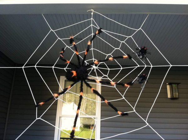 Spinnennetz basteln zu Halloween – 50 Ideen und 2 Anleitungen großes spinnen netz patio
