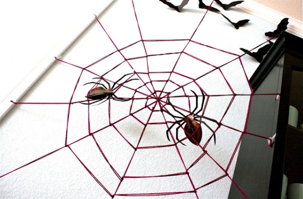 Spinnennetz basteln zu Halloween – 50 Ideen und 2 Anleitungen lila netz groß wohnzimmer