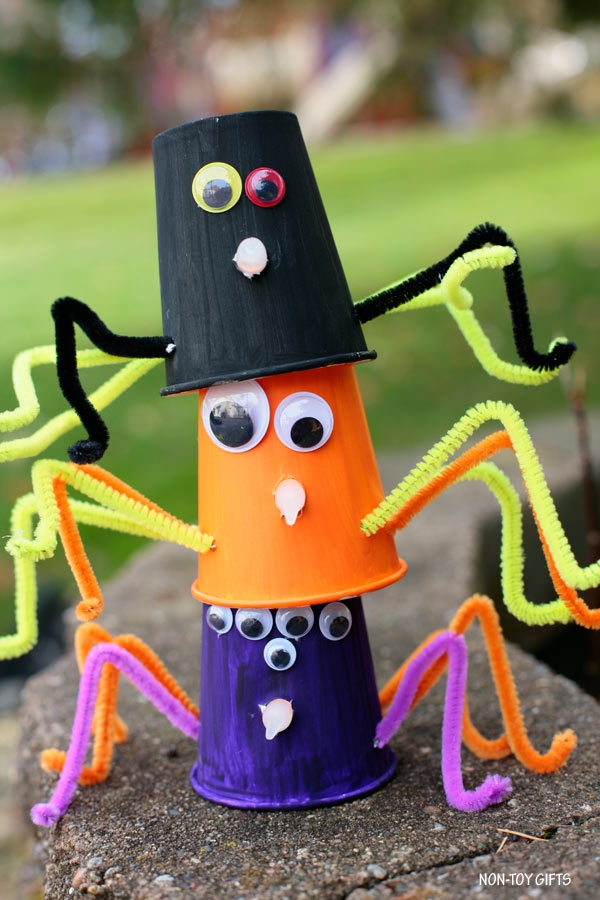 Spinnennetz basteln zu Halloween – 50 Ideen und 2 Anleitungen papier becher tassen bunt