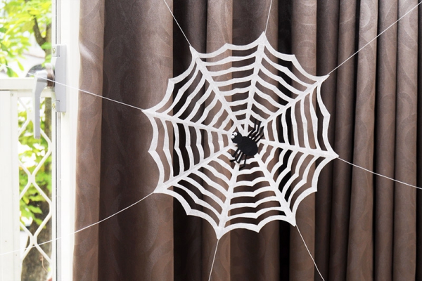 Spinnennetz basteln zu Halloween – 50 Ideen und 2 Anleitungen papier netz diy schneiden