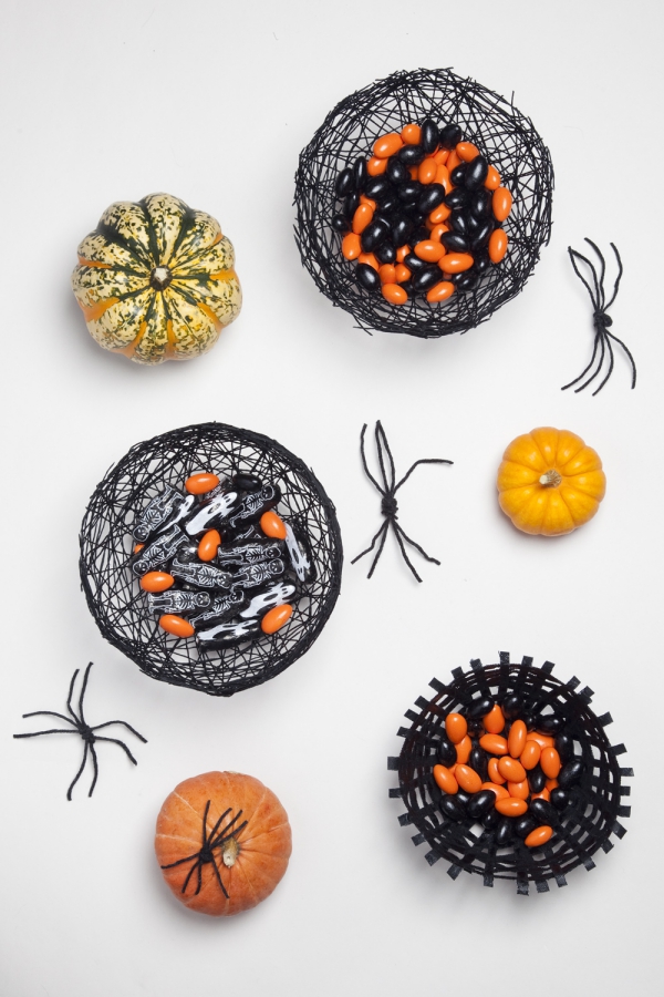 Spinnennetz basteln zu Halloween – 50 Ideen und 2 Anleitungen schalen süßigkeiten fertig