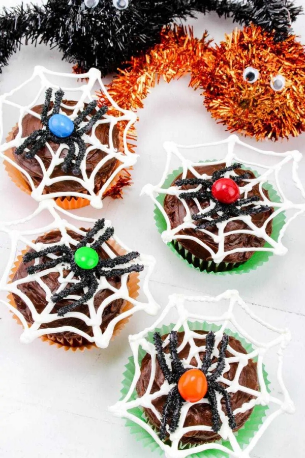 Spinnennetz basteln zu Halloween – 50 Ideen und 2 Anleitungen schokolade deko muffins buffet fingerfood
