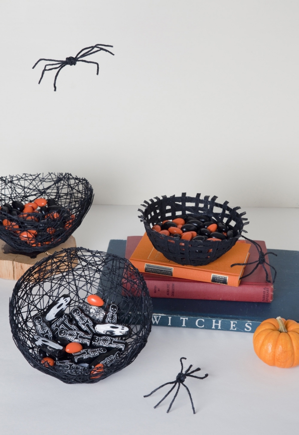 Spinnennetz basteln zu Halloween – 50 Ideen und 2 Anleitungen schüsseln schalen schwarz faden