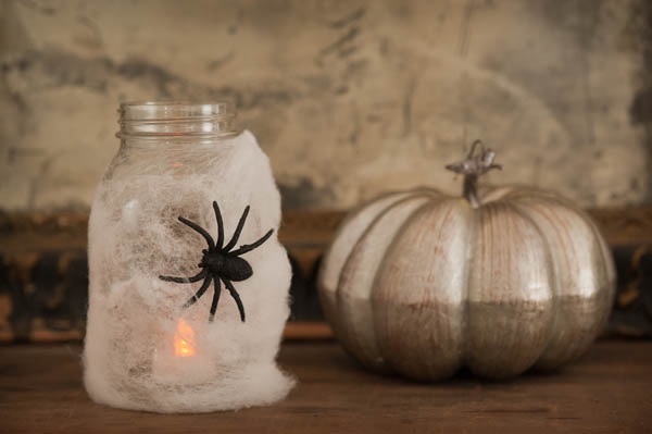 Spinnennetz basteln zu Halloween – 50 Ideen und 2 Anleitungen spinne einmachglas laterne baumwolle