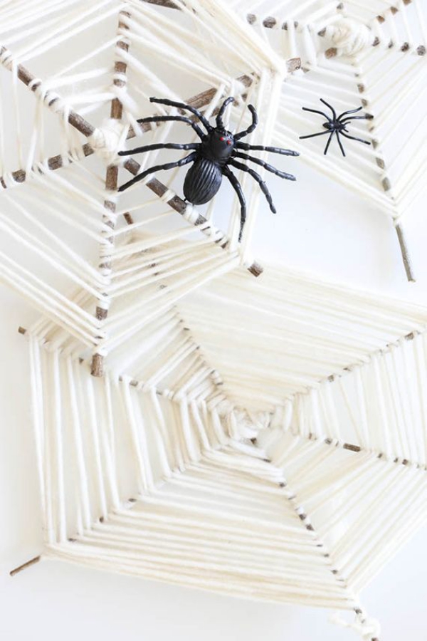 Spinnennetz basteln zu Halloween – 50 Ideen und 2 Anleitungen spinnen gods eyes zweige garn